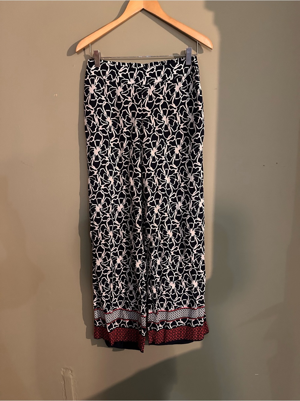 Women's Wide Leg Floral Print Pants in Navy & White & Red Border. Size XS